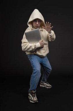 Siyah arka planda not defteri olan mutlu genç bir iş adamı. Seçici odaklanma, ana konu - adam. İlginç bir iş konsepti.