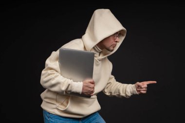 Siyah arka planda not defteri olan mutlu genç bir iş adamı. Seçici odaklanma, ana konu - adam. İlginç bir iş konsepti.