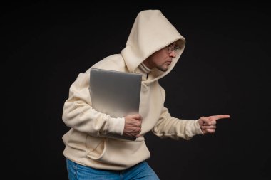 Siyah arka planda not defteri olan mutlu genç bir iş adamı. Seçici odaklanma, ana konu - adam. İlginç bir iş konsepti.