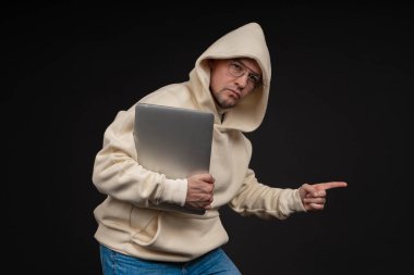 Siyah arka planda not defteri olan mutlu genç bir iş adamı. Seçici odaklanma, ana konu - adam. İlginç bir iş konsepti.