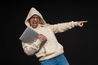 Siyah arka planda not defteri olan mutlu genç bir iş adamı. Seçici odaklanma, ana konu - adam. İlginç bir iş konsepti.