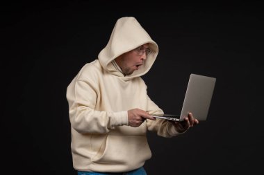 Siyah arka planda not defteri olan mutlu genç bir iş adamı. Seçici odaklanma, ana konu - adam. İlginç bir iş konsepti.