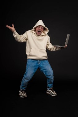 Siyah arka planda not defteri olan mutlu genç bir iş adamı. Seçici odaklanma, ana konu - adam. İlginç bir iş konsepti.