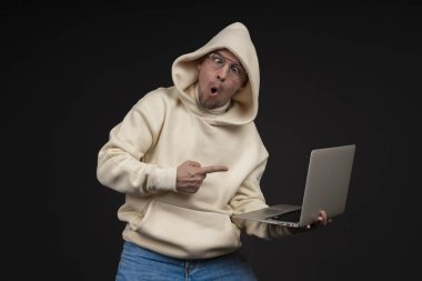 Siyah arka planda not defteri olan mutlu genç bir iş adamı. Seçici odaklanma, ana konu - adam. İlginç bir iş konsepti.