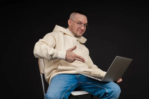 Joven hombre de negocios feliz con un cuaderno aislado sobre fondo negro. Enfoque selectivo, sujeto principal - hombre. Interesante concepto de negocio. — Foto de Stock