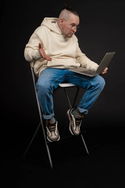 Jonge gelukkige zakenman met een notitieboekje geïsoleerd op zwarte achtergrond. Selectieve focus, hoofdonderwerp - man. Interessant bedrijfsconcept. — Stockfoto