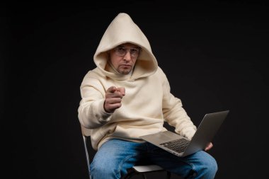 Siyah arka planda not defteri olan mutlu genç bir iş adamı. Seçici odaklanma, ana konu - adam. İlginç bir iş konsepti.