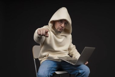 Siyah arka planda not defteri olan mutlu genç bir iş adamı. Seçici odaklanma, ana konu - adam. İlginç bir iş konsepti.