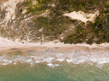 Kumda dalgaların kırılışını, tropikal kumsal ve dalgaların üzerinde uçuşunu.