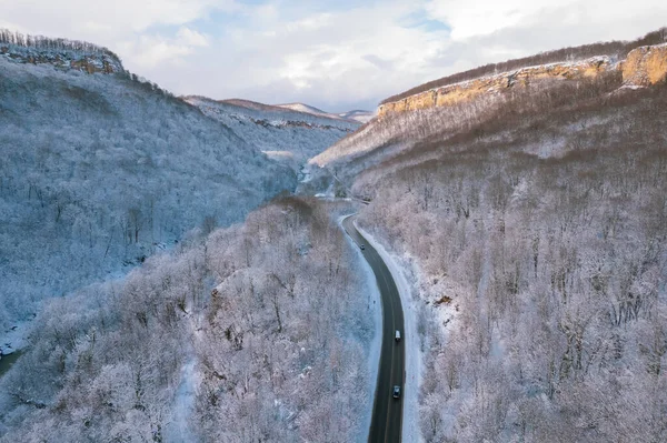 Kışın Lago-Naki Dağları 'nın uçan manzarası ve araba sürüşü. Destansı, karlı beyaz kış ve karlı orman. Stok Fotoğraf