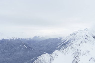 Kış manzarası: Krasnaya Polyana yakınlarındaki Rosa Khutor Alpine Resort.