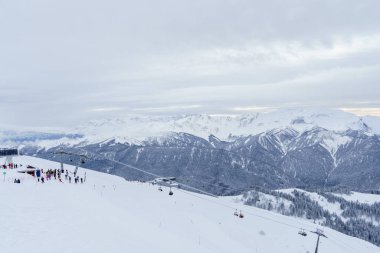 Kış manzarası: Krasnaya Polyana yakınlarındaki Rosa Khutor Alpine Resort.