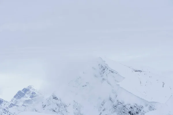 冬の山岳風景:クラスナヤ・ポリアナ・パノラマの背景の近くにあるロサ・フトル・アルパインリゾート. — ストック写真