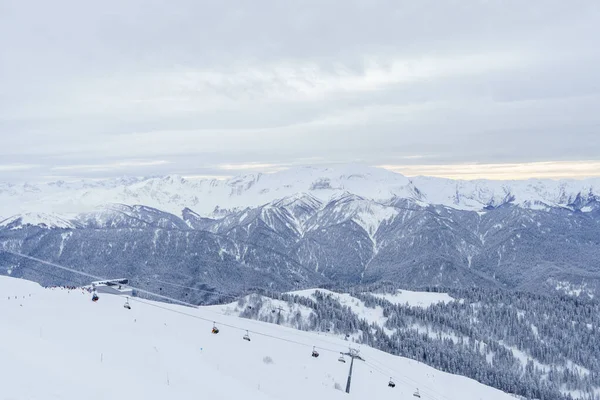 Paysage de montagne d'hiver : Le Rosa Khutor Alpine Resort près de Krasnaya Polyana fond panoramique. — Photo