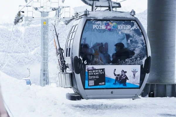 Rosa Khutor Russia - Gennaio, 2022, stazione sciistica alpina di Krasnodar Krai, situato al crinale Aibga del Caucaso occidentale vicino a Krasnaya Polyana. — Foto Stock