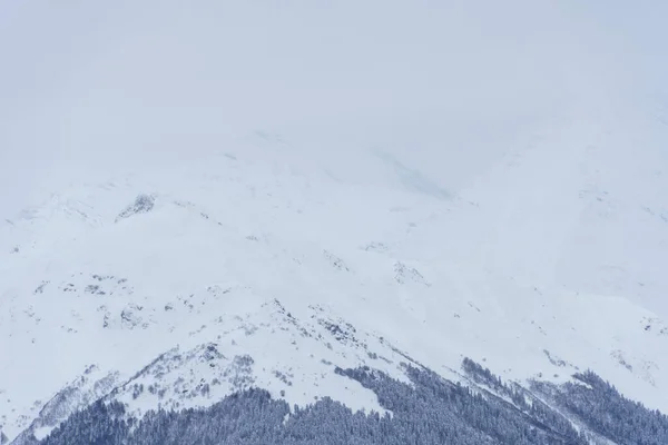冬の山岳風景:クラスナヤ・ポリアナ・パノラマの背景の近くにあるロサ・フトル・アルパインリゾート. — ストック写真