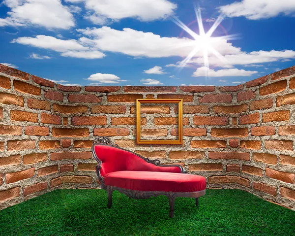 Röd stol och gammal tegelvägg — Stockfoto