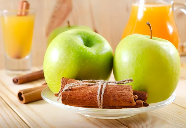 Apfel, Saft und Zimt — Stockfoto