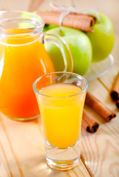 Manzana, jugo y canela — Foto de Stock