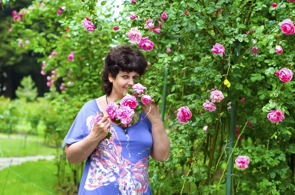 Mujer en el jardín — Foto de Stock