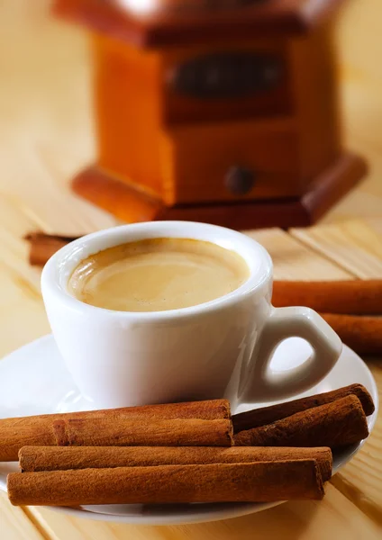 Café fresco en taza — Foto de Stock