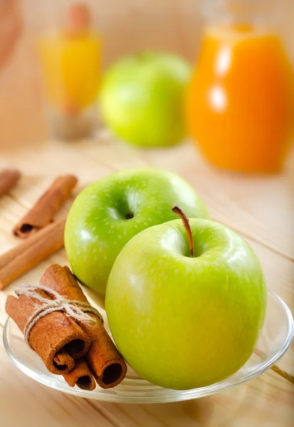 Яблоко и корица, яблочный сок — стоковое фото