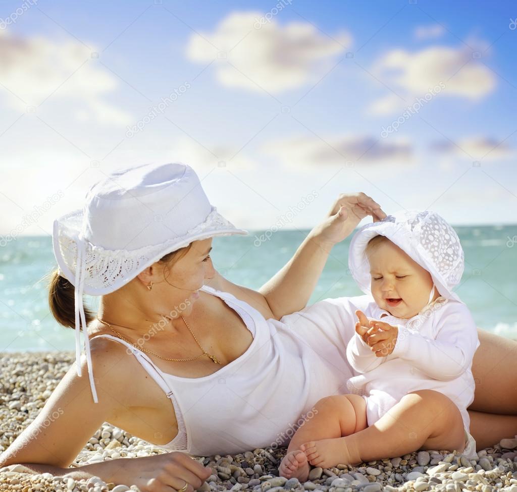 Mere Avec Son Bebe Sur La Plage Image Libre De Droit Par Tycoon C