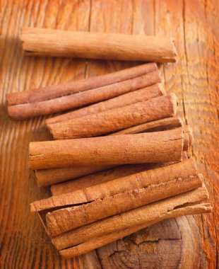 ahşap zemin üzerine tarçın