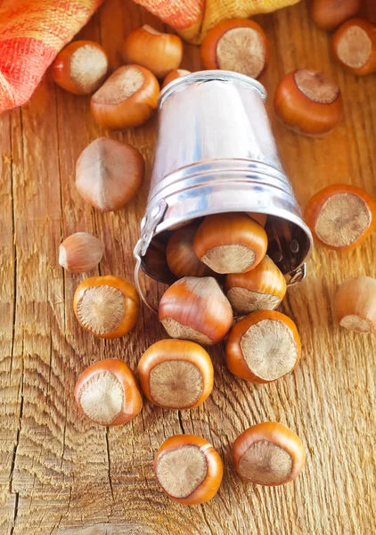 Haselnüsse auf altem Holztisch — Stockfoto