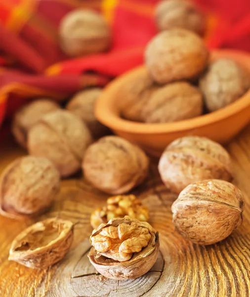 Орехи на столе — стоковое фото