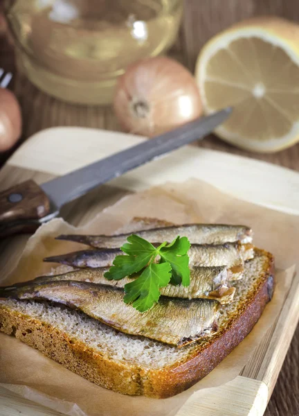 Brot mit Sprotten — Stockfoto