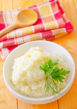 Beyaz bir kase patates püresi