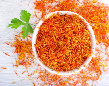 schattige glimlach en elektronische tablet