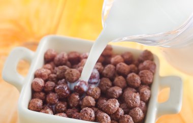 süt ile kuru Kahvaltı