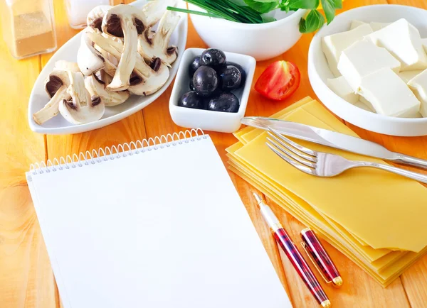 Otwórz Notatnik i składniki do lasagne — Zdjęcie stockowe