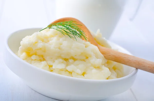 Purê de batatas em uma tigela branca — Fotografia de Stock