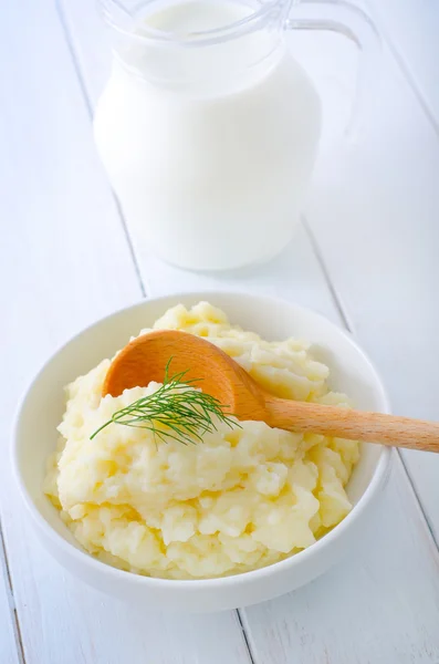 Aardappelpuree in een witte kom — Stockfoto