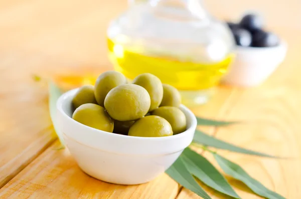 Zelené olivy a olej — Stock fotografie