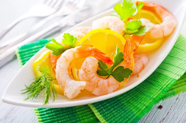 Salad with shrimps — Stock Photo, Image