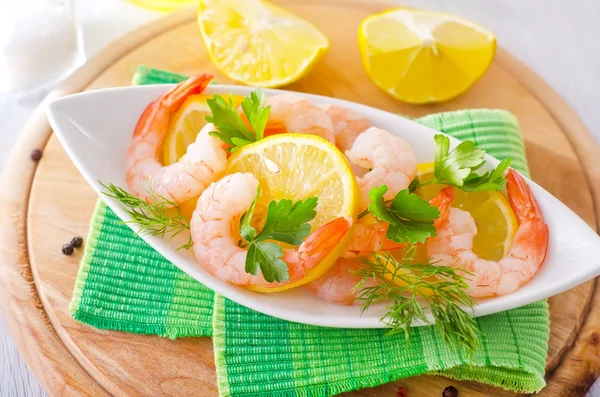 Salad with shrimps — Stock Photo, Image