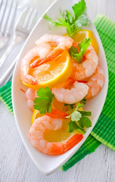 Salad with shrimps — Stock Photo, Image