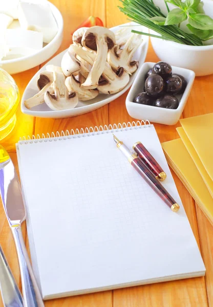 Quaderno aperto e ingredienti per lasagne — Foto Stock