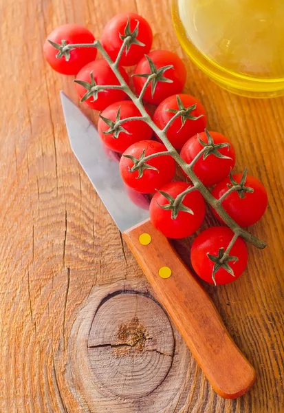 Tomate sobre fundo de madeira — Fotografia de Stock