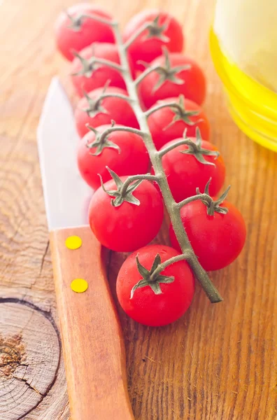 Tomate sobre fundo de madeira — Fotografia de Stock