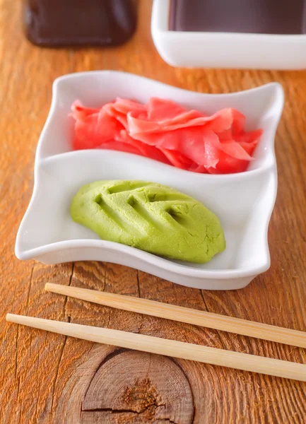 Zenzero sottaceto con salsa di soia e wasabi per sushi — Foto Stock