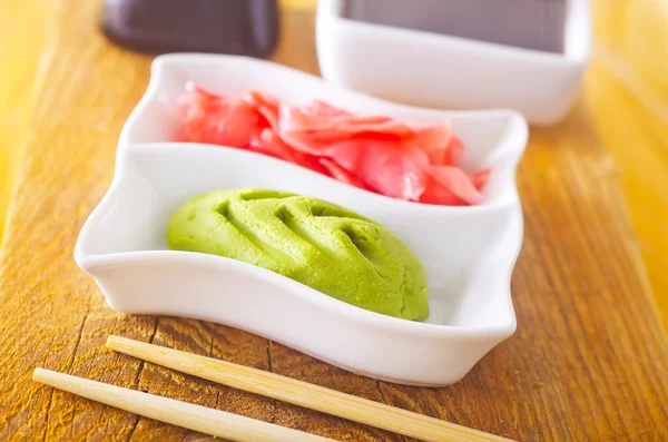 Zenzero sottaceto con salsa di soia e wasabi per sushi — Foto Stock
