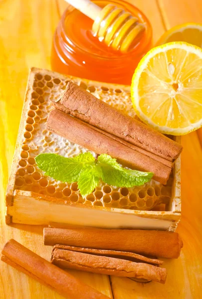 Honung med kanel och citron — Stockfoto