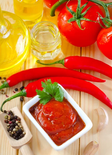 Fresh sauce from tomato and chilli peppers — Stock Photo, Image