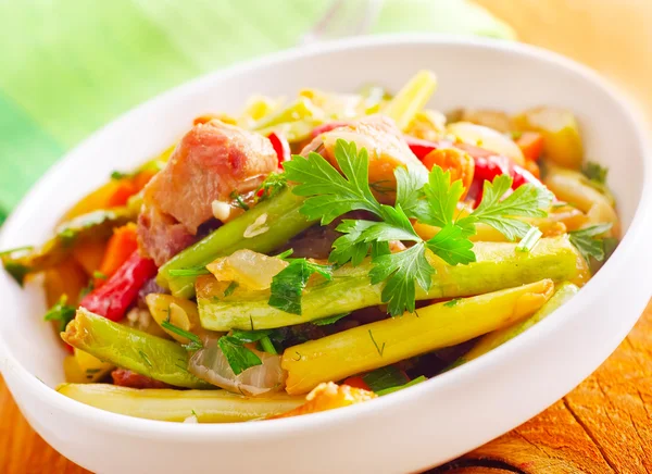 Horneado de verduras con carne —  Fotos de Stock