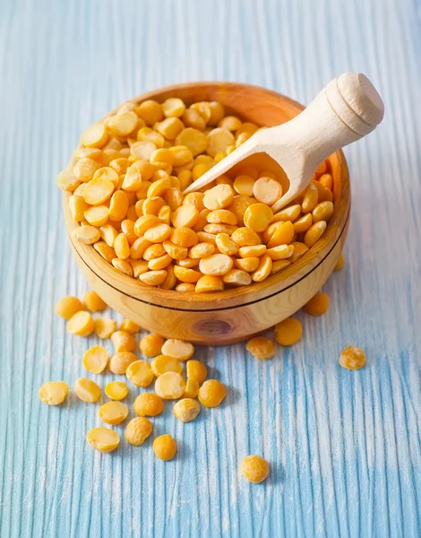 Bowl of yellow split peas — Stock Photo, Image